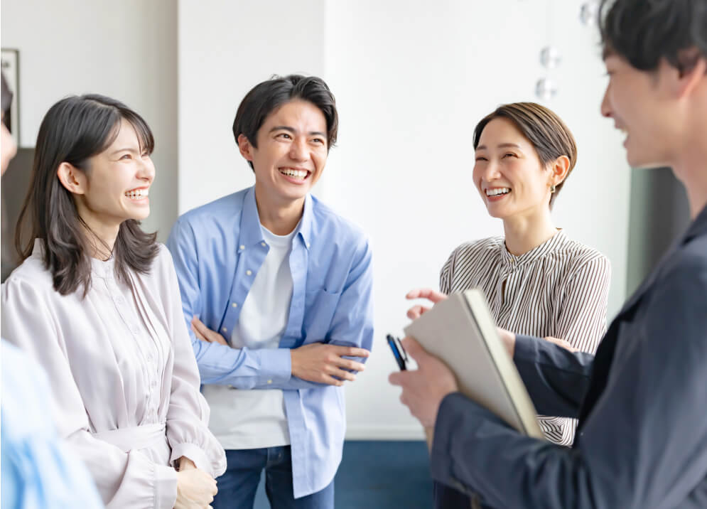 光の差す中でのビジネス握手